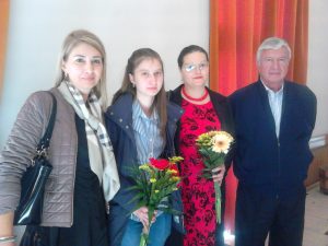 Robert Râclea, împreună cu profesoara şi părinţii săi, la premierea organizată de municipalitate